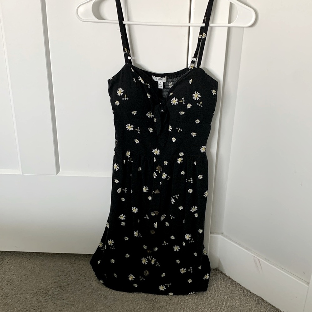 Cute size medium black flower daisy dress